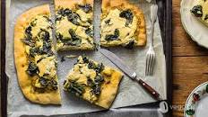 Pizza al cavolo nero, pesto e crema di tofu