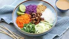 RAINBOW SALAD WITH PEANUT DRESSING