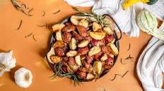 Roasted Rosemary Potatoes with Garlic