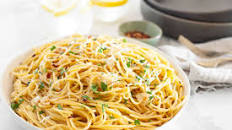 Spaghetti Aglio e Olio (Pasta With Garlic and Oil)