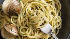 Spaghetti Alle Vongole in Bianco (Spaghetti With White Clam Sauce)