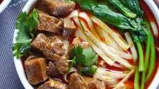 Spicy beef noodle soup (香辣牛肉面)