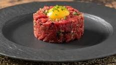 Tartare di manzo con l'uovo