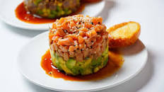 Tartare di salmone, mango e avocado