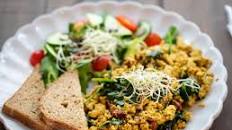 Tofu scramble with spinach and sun-dried tomatoes