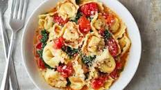 Tortellini Pasta in Garlic Spinach Tomato Sauce