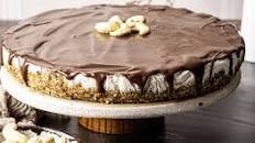 Vegan cashew “cheesecake“ with caramel-chocolate sauce