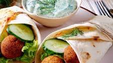 Wrap di falafel con salsa di cetriolo e aneto – Il perfetto inizio per la tua settimana salutare