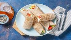Wrap libanese con falafel, salsa yogurt e insalata fresca di cetrioli e pomodorini
