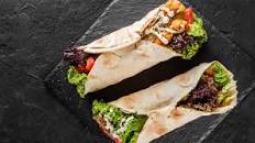 Wraps di falafel con hummus e insalata fresca
