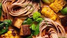 ZUPPA DI SOBA PICCANTE CON TOFU E VERDURE
