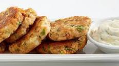 lemon pepper salmon cakes with herbed garlic mayo