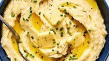 Blow-Your-Mind Creamy Garlic Mashed Potatoes (8 Ingredients)