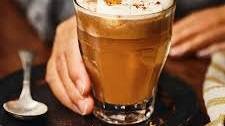 Boisson chaude au rhum et au beurre (hot buttered rum)
