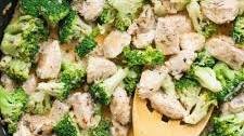 CREAMY GARLIC CHICKEN AND BROCCOLI