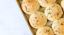 Easy and Delicious Garlic Herb Dinner Rolls