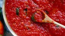 Fresh Tomato Sauce with Basil and Garlic