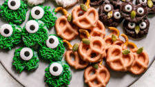 Halloween Chocolate Covered Pretzel Board
