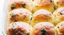 One Hour Garlic Herb Soft Dinner Rolls