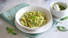 Pasta al pesto: la ricetta con le trofie e 10 varianti da provare