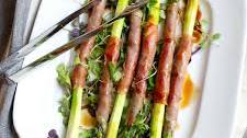 Prosciutto-wrapped Asparagus with Balsamic Drizzle